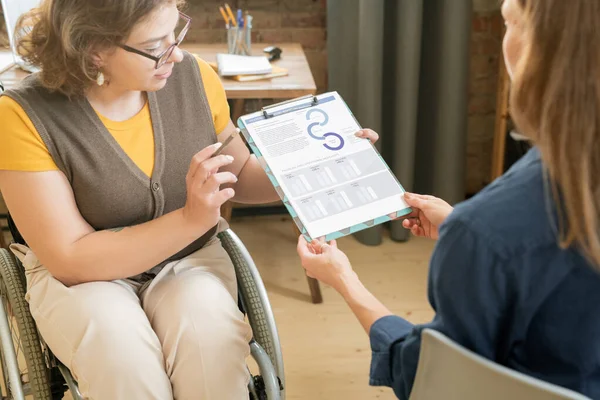 Jonge Zelfverzekerde Zakenvrouw Rolstoel Wijzend Naar Financieel Document Met Grafiek — Stockfoto