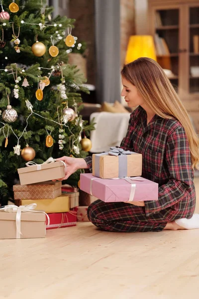 Junge Frau Schlafanzug Bereitet Weihnachtsgeschenke Für Ihre Familie Vor Während — Stockfoto