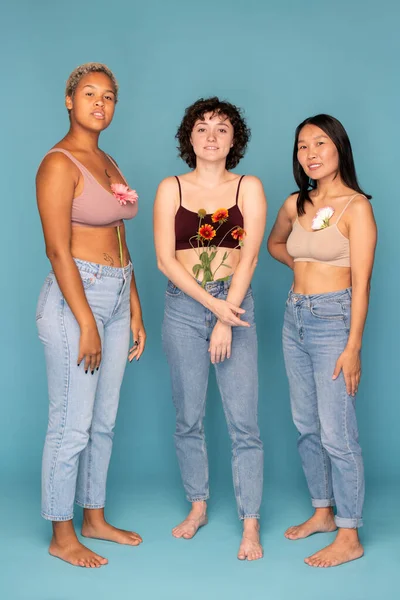 Τρεις Νεαρές Όμορφες Γυναίκες Όμορφα Φρέσκα Λουλούδια Tanktops Και Τζιν — Φωτογραφία Αρχείου