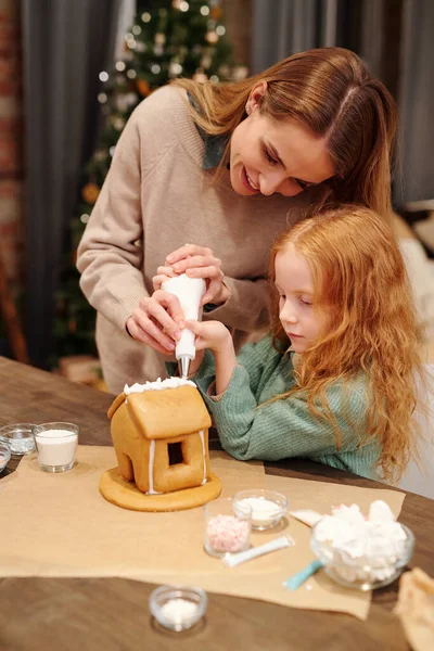 Giovane Femmina Sua Piccola Figlia Carina Decorare Casa Pan Zenzero — Foto Stock