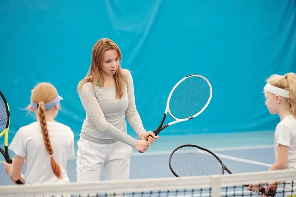 Junge Blonde Tennistrainerin Activwear Hält Schläger Zum Ballschieben Bereit Und — Stockfoto