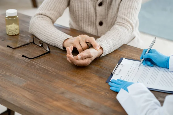 Behandschuhte Hände Einer Ärztin Mit Stift Über Medizinischem Papier Das — Stockfoto