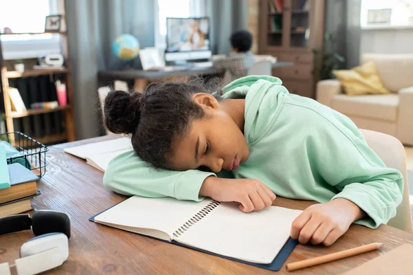 Trött Blandras Skolflicka Casualwear Ligger Öppen Copybook Bordet Utarbetandet Läxor — Stockfoto