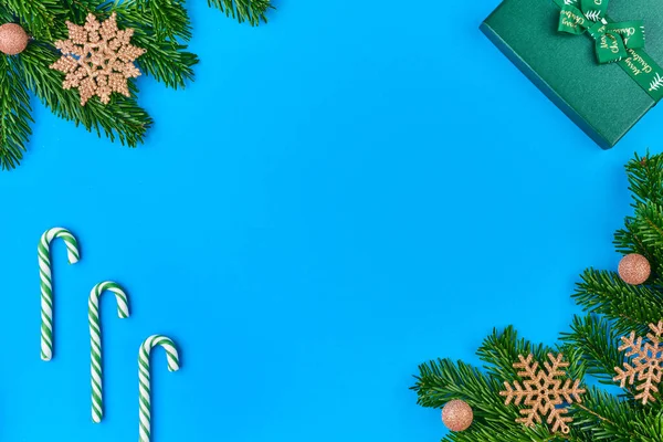 Плоскость Золотых Декоративных Снежинок Мячей Вечнозеленых Хвойных Ветвях Сахарных Тростях — стоковое фото