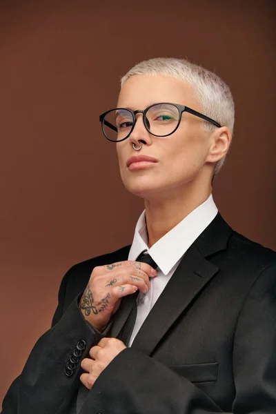 Elegancka Męska Kobieta Czarnej Kurtce Białej Koszuli Okularach Dotykająca Krawata — Zdjęcie stockowe