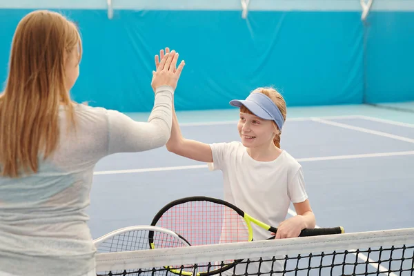 Glückliches Teenager Mädchen Aktivkleidung Hält Tennisschläger Der Hand Während Sie — Stockfoto