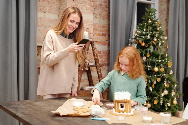 Joven Mujer Sonriente Con Teléfono Inteligente Tomando Fotos Casa Casera — Foto de Stock