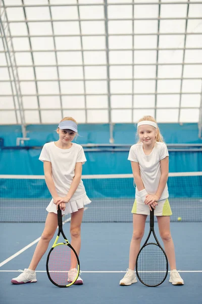 Zwei Aktive Teenager Mädchen Weißer Sportbekleidung Stehen Auf Dem Tennisplatz — Stockfoto