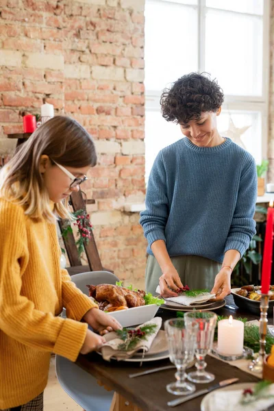 Chica Anteojos Ropa Casualayudar Madre Servir Mesa Navidad Con Comida — Foto de Stock