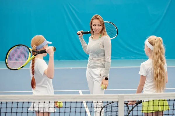 Junge Selbstbewusste Tennistrainerin Activwear Hält Schläger Nacken Und Betrachtet Zwei — Stockfoto