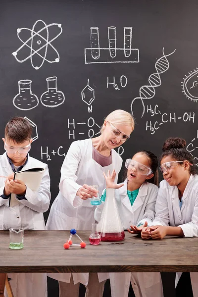 Groep Slimme Leerlingen Van Middelbare School Whitecoats Bril Kijken Naar — Stockfoto