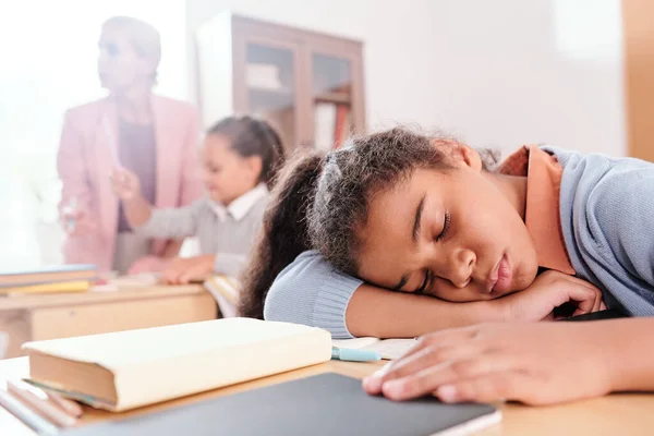 Estudante Exausta Mantendo Cabeça Mesa Enquanto Dormia Aula Fundo Colega — Fotografia de Stock