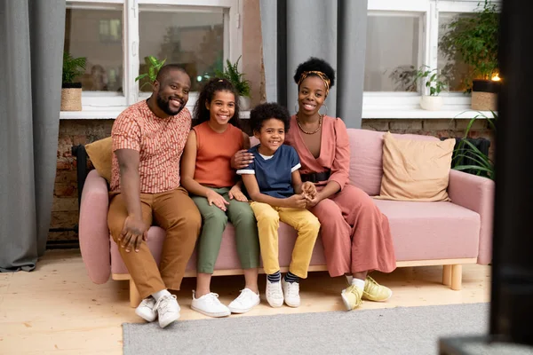 Felice Giovane Famiglia Africana Padre Madre Figlio Figlia Seduti Sul — Foto Stock