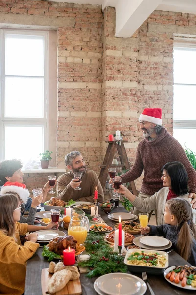 请看外电的报道 一家三代人在客厅里摆设节日餐桌 喝着自家酿的饮料 欢呼雀跃 准备在圣诞大餐中举杯庆祝 — 图库照片