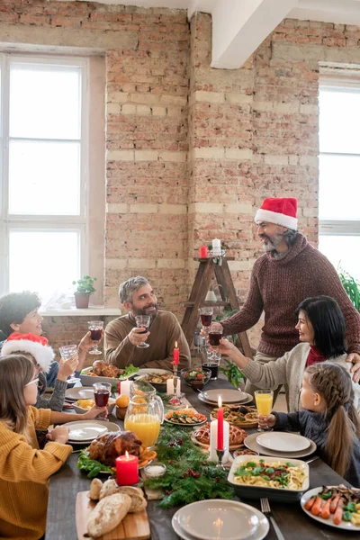 Tre Generationer Familj Med Hemlagade Drycker Muntra Upp Och Kommer — Stockfoto