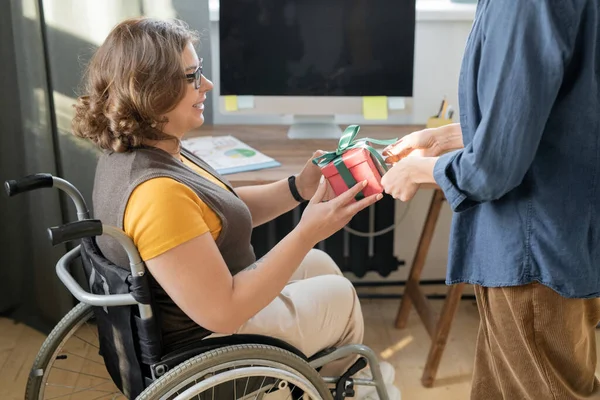 Gelukkig Jong Zakenvrouw Rolstoel Nemen Verpakt Geschenkdoos Met Kerstmis Verjaardagscadeau — Stockfoto