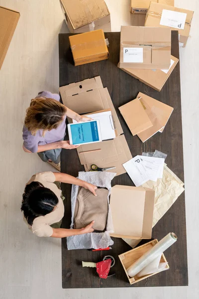 Junge Managerin Packt Gefalteten Pullover Schachtel Während Ihr Kollege Büro — Stockfoto
