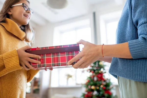 Hübsches Teenager Mädchen Nimmt Geschenkbox Mit Weihnachtsgeschenken Von Ihrer Mutter — Stockfoto