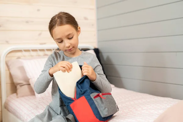 Sérieux Écolière Diligente Robe Grise Mettre Livre Dans Sac Dos — Photo