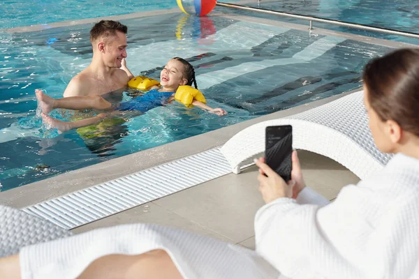 Young Man His Laughing Little Daughter Playing Swimming Pool While — Fotografia de Stock