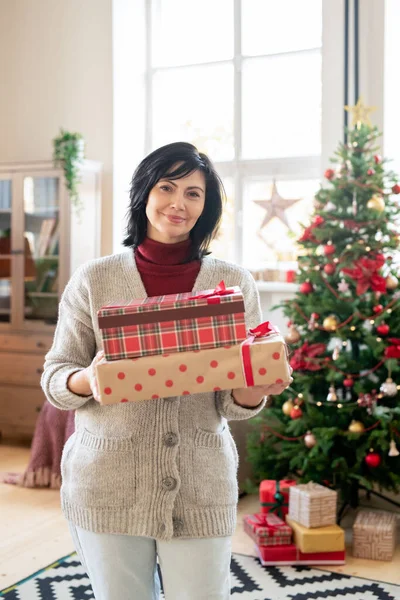 Normal Giyinen Mutlu Olgun Bir Kadın Evinde Süslü Noel Ağacına — Stok fotoğraf