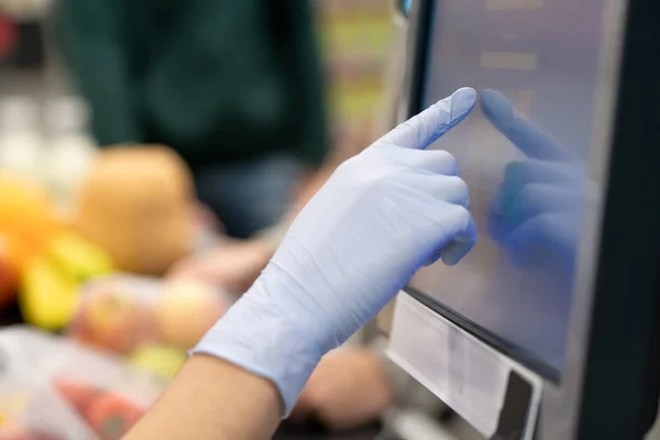 現代的な成熟した男の手とともにスーパーマーケットで現金登録で立っている間に支払機の上に手首を維持 — ストック写真