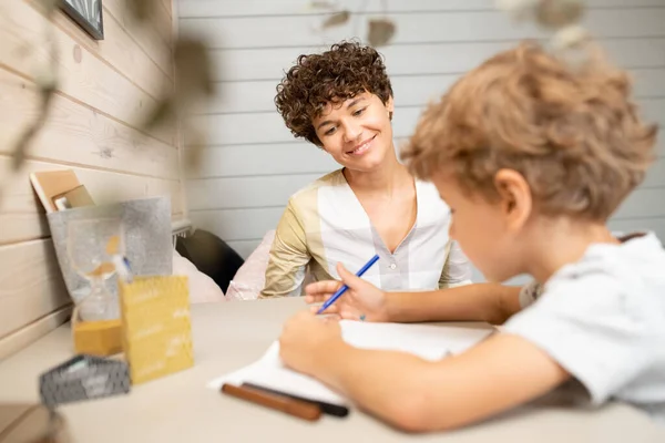 Feliz Joven Madre Ropa Casualwear Sentado Junto Mesa Delante Pequeño — Foto de Stock