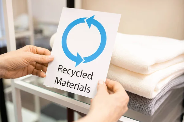 Handen Van Vrouwelijke Winkel Assistent Holding Card Zeggen Gerecycleerde Materialen — Stockfoto