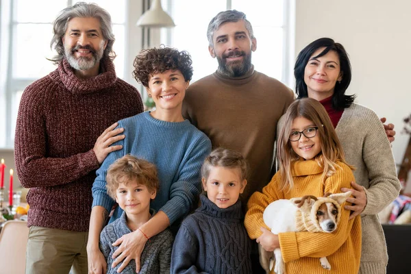 Ung Stor Lycklig Familj Tre Generationer Och Deras Söta Husdjur — Stockfoto