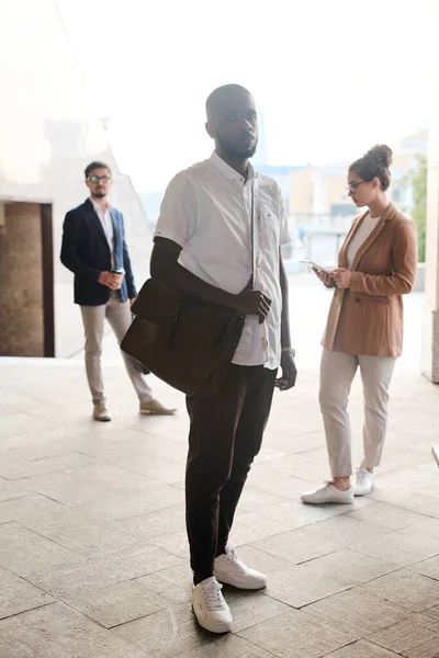 Young African Businessman Leather Handbag Standing Front Camera Background His — Fotografia de Stock