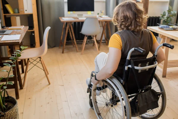 Kameranın Önünde Tekerlekli Sandalyede Oturan Bilgisayar Monitörlü Masalardan Birine Doğru — Stok fotoğraf
