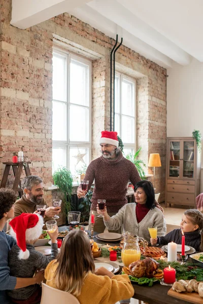 Volwassen Man Santa Cap Stand Zijn Vrouw Tijdens Familie Diner — Stockfoto