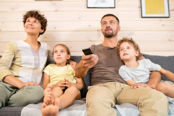 Hand Ung Seriös Man Casualwear Trycka Knappar Fjärrkontroll Medan Sitter — Stockfoto