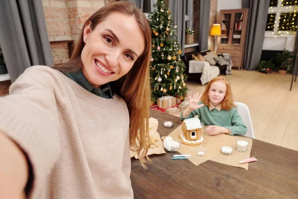 Feliz Joven Con Sonrisa Dentada Haciendo Selfie Delante Cámara Contra — Foto de Stock