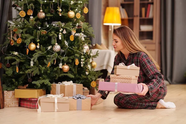 Jonge Moeder Pyjama Zetten Verpakt Geschenkdozen Met Kerstcadeaus Onder Versierde — Stockfoto