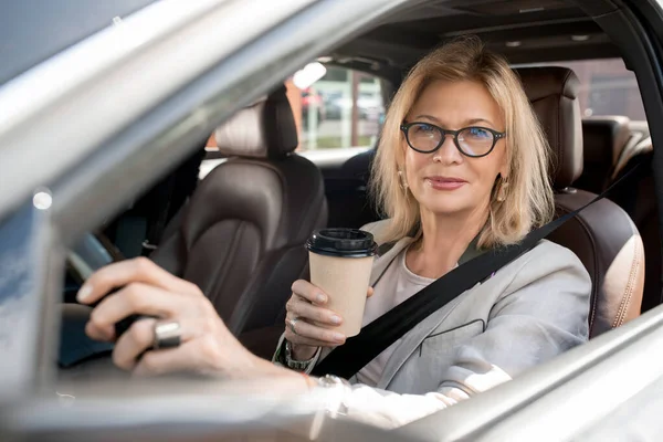 Contemporanea Donna Affari Matura Occhiali Vista Che Prende Caffè Tiene — Foto Stock