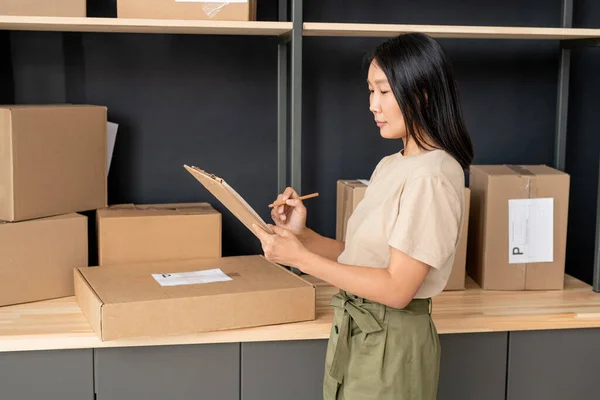 Junge Asiatin Mit Stift Und Klemmbrett Überprüft Bestellungen Von Kunden — Stockfoto