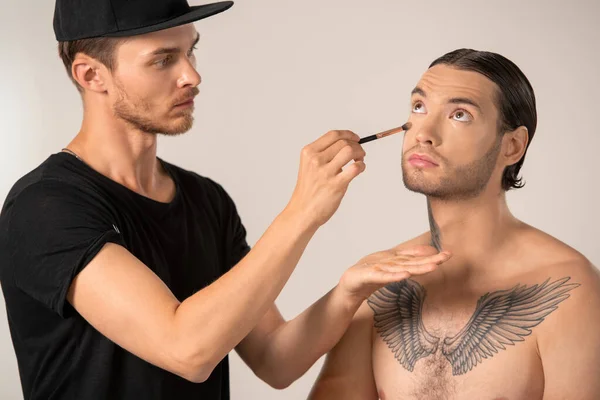 Jovem Maquiador Profissional Boné Usando Pincel Facial Enquanto Trabalhava Maquiagem — Fotografia de Stock