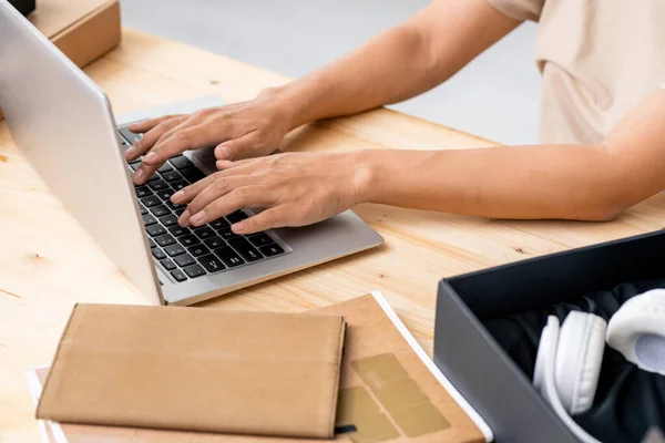 Hände Der Jungen Managerin Des Online Shops Berühren Die Tasten — Stockfoto