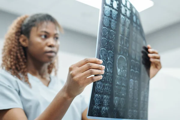 Hand Ung Afrikansk Kvinnlig Radiolog Uniform Analysera Röntgen Bild Patienten — Stockfoto