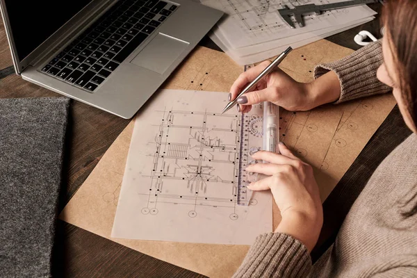 Genç Kadın Mühendis Veya Mimarın Elleri Cetvel Kalemle Yeni Binanın — Stok fotoğraf