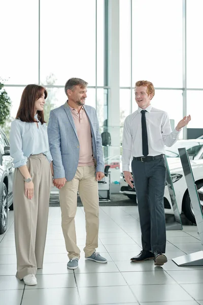 Gerente Masculino Confiante Centro Automóvel Moderno Apresentando Dos Novos Carros — Fotografia de Stock