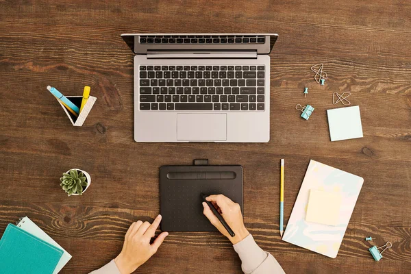 Overzicht Van Handen Van Hedendaagse Ontwerper Zittend Aan Houten Tafel — Stockfoto