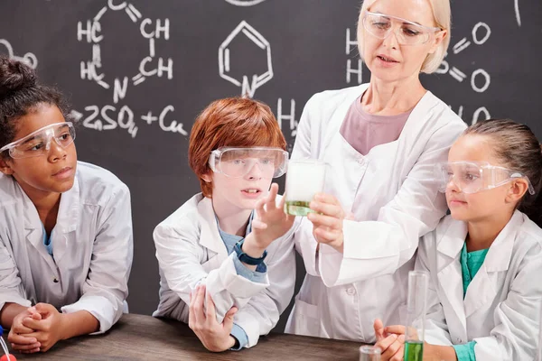 Junger Chemielehrer Zeigt Cleveren Schülern Chemikalienmischung Unterricht Während Neugieriger Schüler — Stockfoto