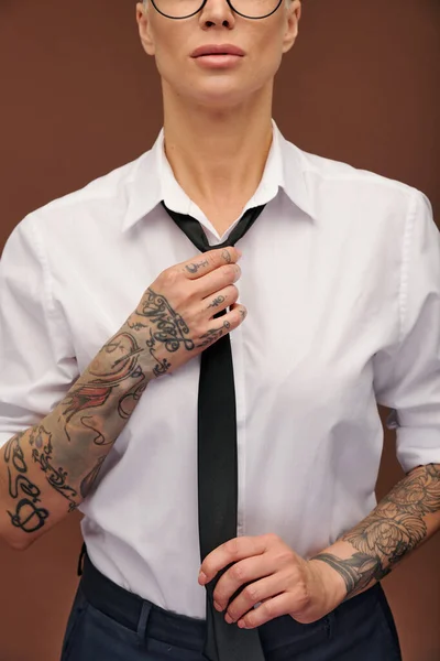 Contemporary Middle Aged Businesswoman Tattoos All Her Arms Putting Black — Stock Photo, Image