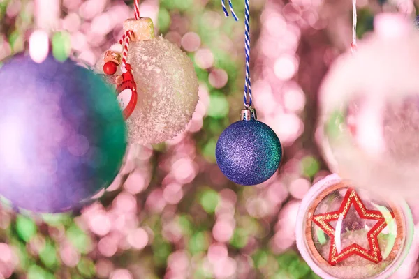 Minik Parıltılarla Kaplı Mavi Küresel Dekorasyon Renkli Bir Noel Arka — Stok fotoğraf