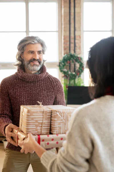 Mutlu Olgun Bir Adam Ortamının Geniş Penceresinde Ona Noel Çelengiyle — Stok fotoğraf