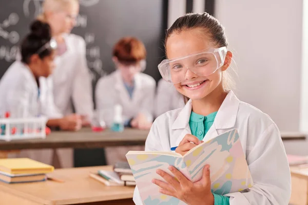 Nettes Fröhliches Schulmädchen Weißem Kittel Und Brille Das Dich Bei — Stockfoto