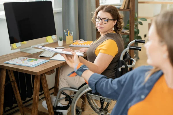 Νεαρή Σοβαρή Επιχειρηματίας Αναπηρική Καρέκλα Λαμβάνοντας Πρόχειρο Οικονομικό Έγγραφο Από — Φωτογραφία Αρχείου