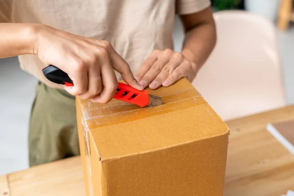 Manos Hembra Joven Con Cuchillo Papelería Que Corta Cinta Celulosa — Foto de Stock